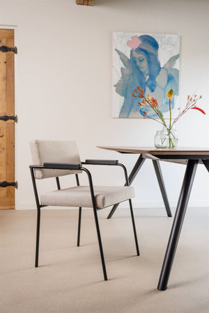 FEST Monday eetkamerstoel met armleuning zwart Soil Natural 01