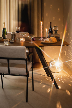 FEST Monday eetkamerstoel met armleuning zwart Soil Natural 01