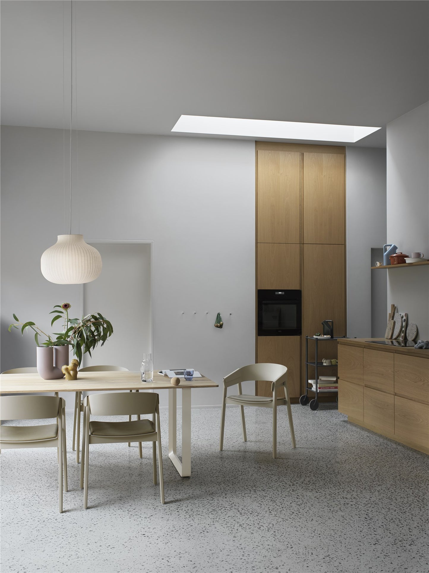 Muuto Cover eetkamerstoel met armleuning dark beige